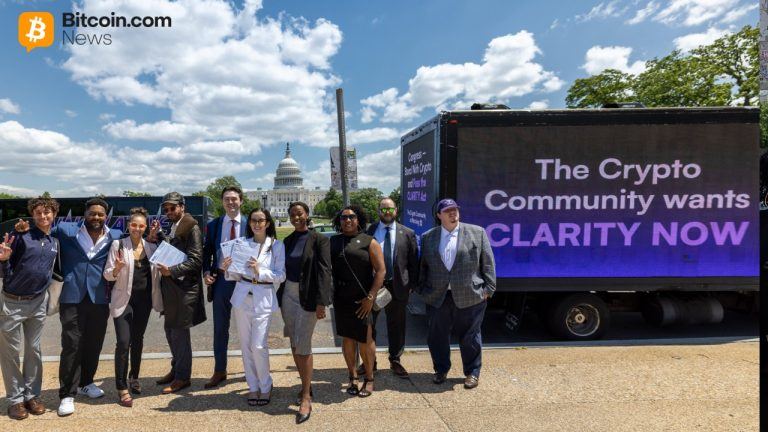 stand-with-crypto-delivers-28k-signature-petition-clarity-act-now-768x432-1.jpg